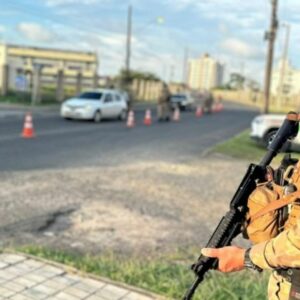 Foragido é preso com carro furtado na SC-108 | Imagem: PMSC