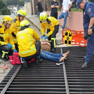 Carro desgovernado atropela idosa e colide com outro veículo em Blumenau | Foto: CBMSC.