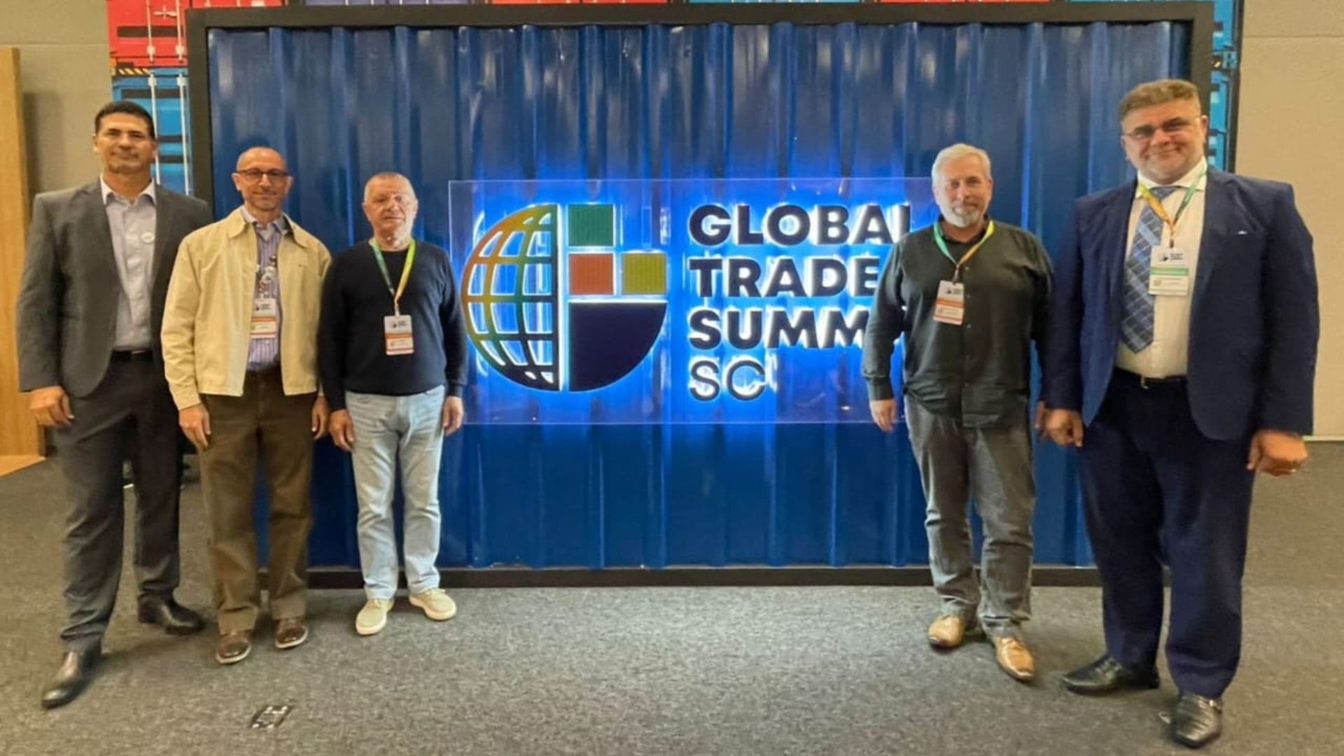 Da esquerda para a direita: Sandro Marin, Alfredo Pinto, Altair Slomsky, Jorge Irineu Hosang e Rogério Marin, membros do Sinditrade, durante o Global Trade Summit 2025, em Balneário Camboriú. | Foto: Divulgação.