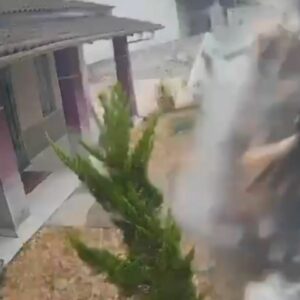 Vídeo impressionante mostra caminhão tombando e destruindo muro de casa em SC | Foto: Reprodução/Osmar Teixeira.