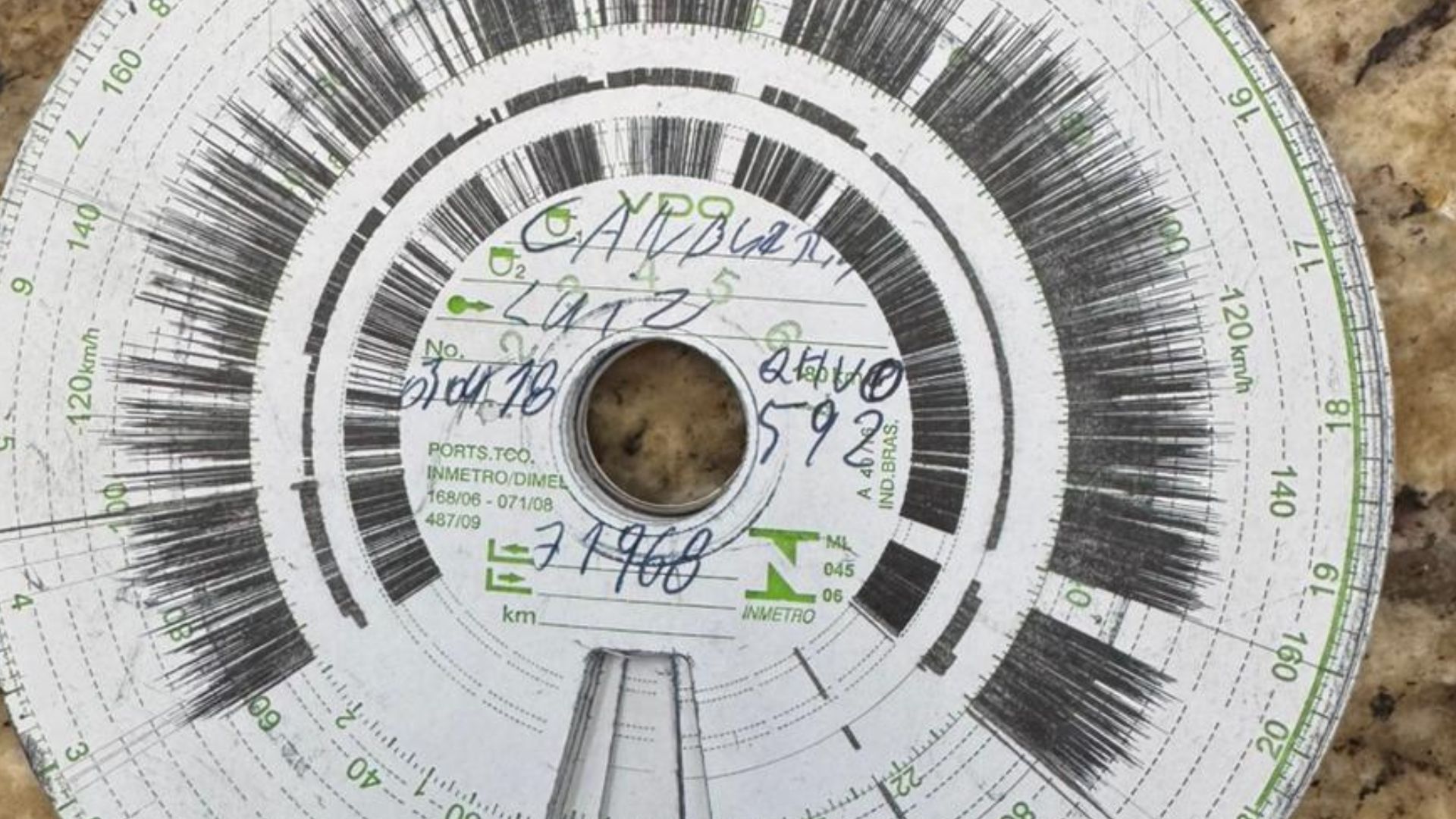 Caminhoneiro é flagrado com disco de tacógrafo usado desde 2017 | Imagem: PMRv