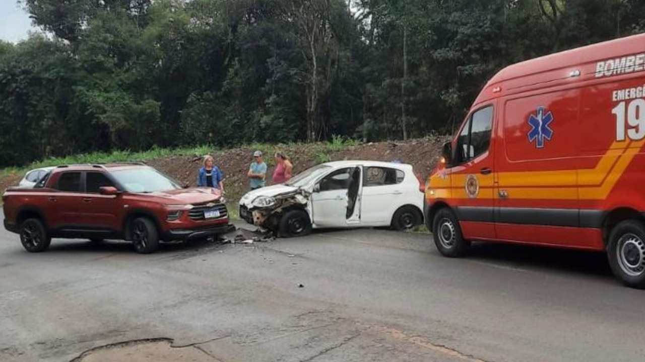Veículo invade pista contrária em curva e provoca colisão na SC-469 | Imagem: corpo de bombeiros