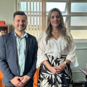 Samira Vargas Porto, na foto de destaque, junto ao presidente da Câmara Marcelo Muraro Machado, presenta à posse - Foto: Prefeitura de Capivari de Baixo/Divulgação