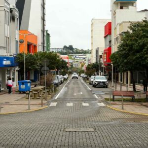 Rua Nereu Ramos terá trecho fechado a partir de domingo para montagem da Festa do Pinhão| Foto: Fábio Pavan
