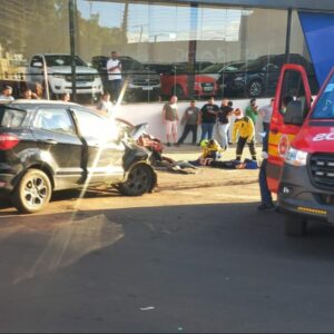 Menina é levada ao hospital após acidente com dois carros em SC | Imagem: corpo de bombeiros