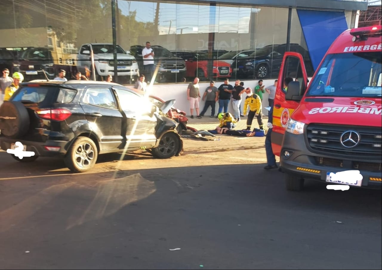 Menina é levada ao hospital após acidente com dois carros em SC | Imagem: corpo de bombeiros