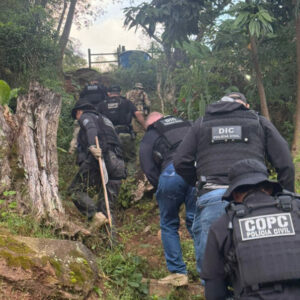 Polícia encontra cadáver enterrado em região de mata na Grande Florianópolis. - Foto: PCSC/Reprodução