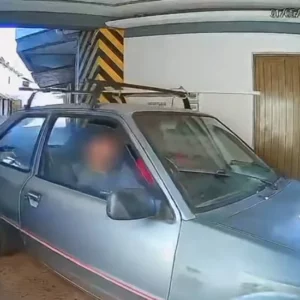 Fuga inusitada: dupla arromba portão de motel com carro após roubar prótese peniana | Imagem: Massa/ reprodução