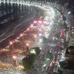 A diva pop se emocionou ao se apresentar para o público brasileiro | Foto: reprodução via SBT News/Prefeitura do Rio de Janeiro