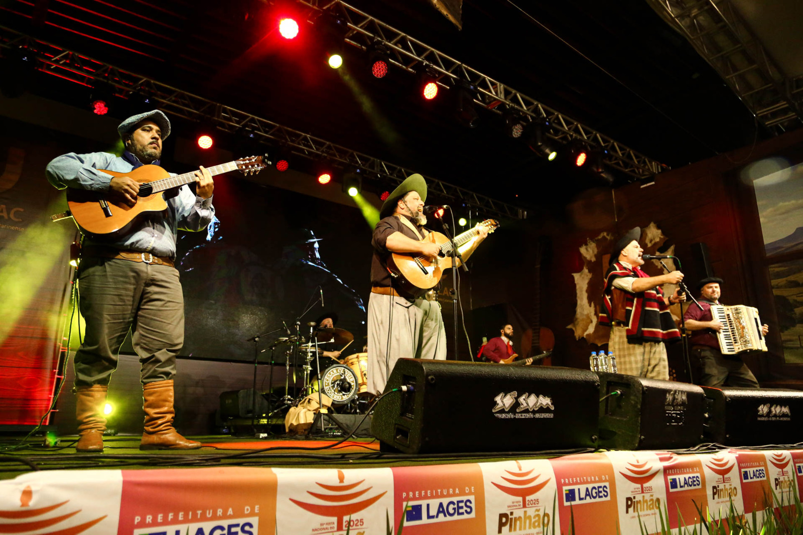 A sexta-feira foi de música, frio e emoção na 35ª Festa Nacional do Pinhão | Foto: Fábio Pavan/Prefeitura de Lages