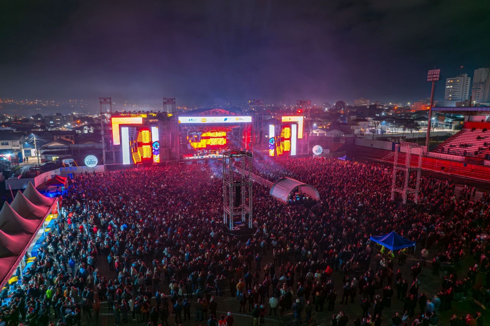 Estádio lotado marca apresentação de Yasmin Santos na Festa do Pinhão | Foto: Fernando Moraes/Prefeitura de Lages