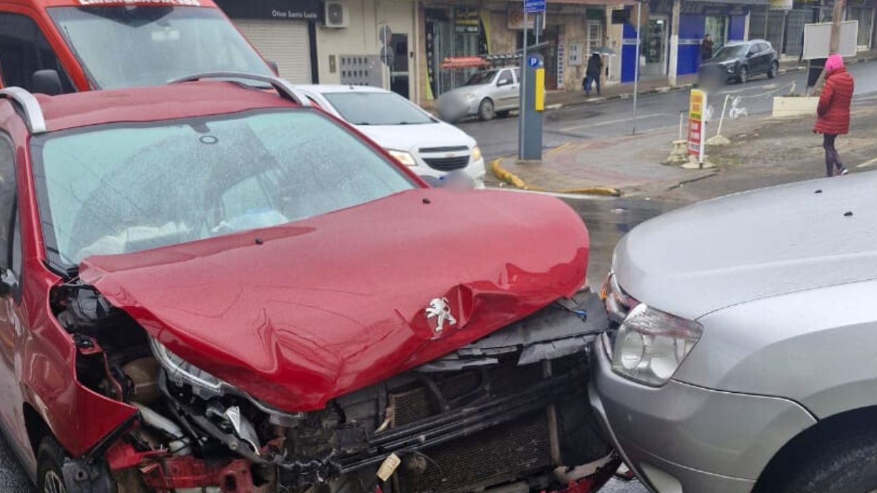 Acidente no Centro de Lages deixa condutora ferida em antigo local de semáforo | Foto: Amarildo Volpato / Rádio Clube de Lages