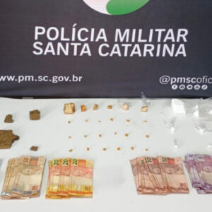 Adolescente é flagrada vendendo drogas em Chapecó | Imagem: Polícia Militar/Reprodução