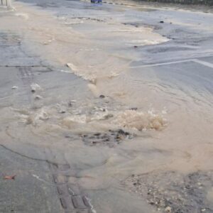 Adutora rompe e causa alagamento e interdição no Centro de Lages | Foto: Amarildo Volpato / Rádio Clube de Lages
