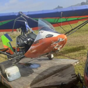Avião colide com cerca após rajada de vento e piloto fica ferido em SC | Foto: CBMSC/reprodução