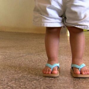 Bebê cai de trocador, sofre fratura grave na cabeça e creche omite socorro em SC | Imagem: ilustrativa