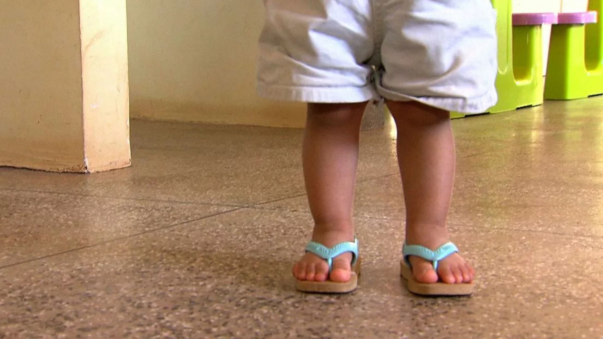Bebê cai de trocador, sofre fratura grave na cabeça e creche omite socorro em SC | Imagem: ilustrativa
