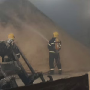 Bombeiros contêm incêndio após explosão em caldeira industrial na Serra | Foto: 5 BBM