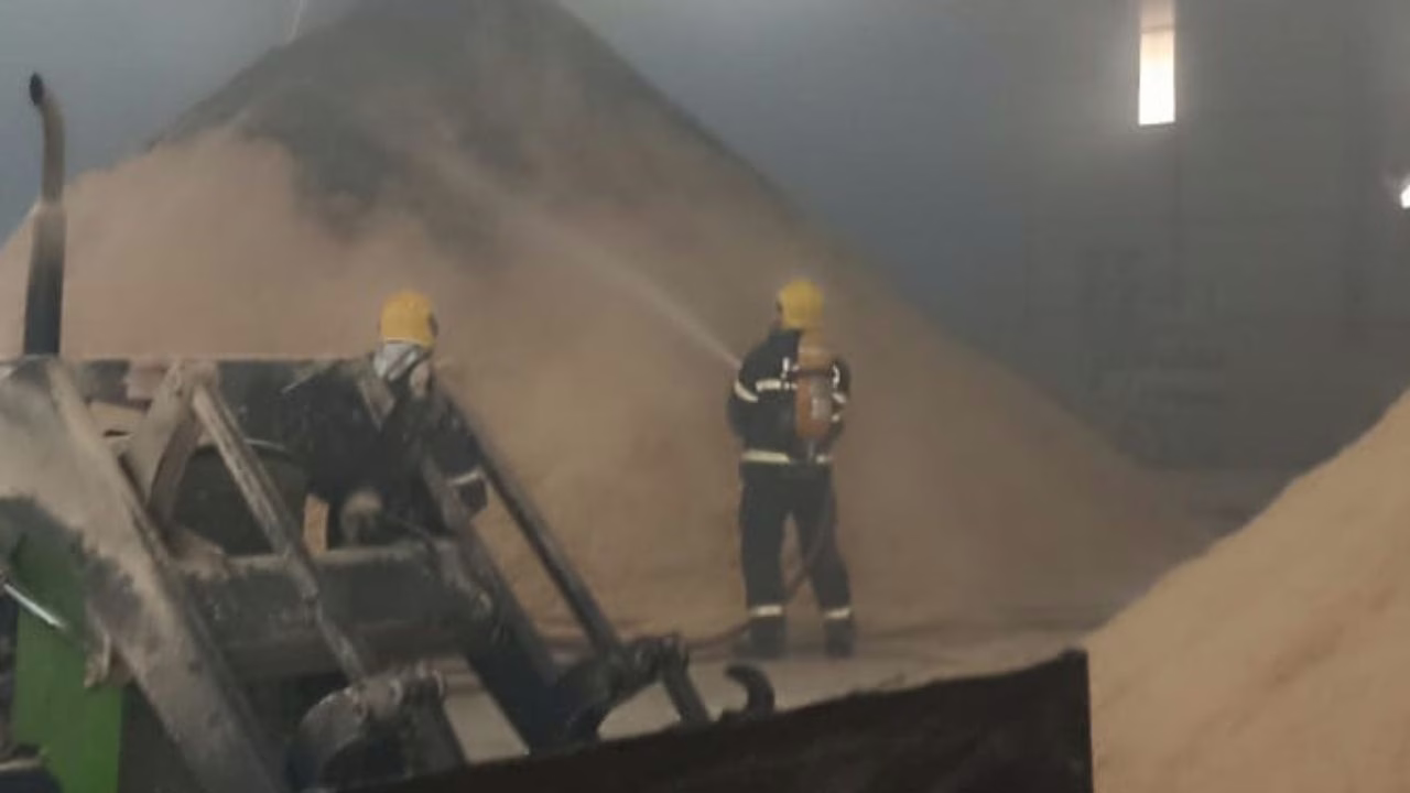 Bombeiros contêm incêndio após explosão em caldeira industrial na Serra | Foto: 5 BBM
