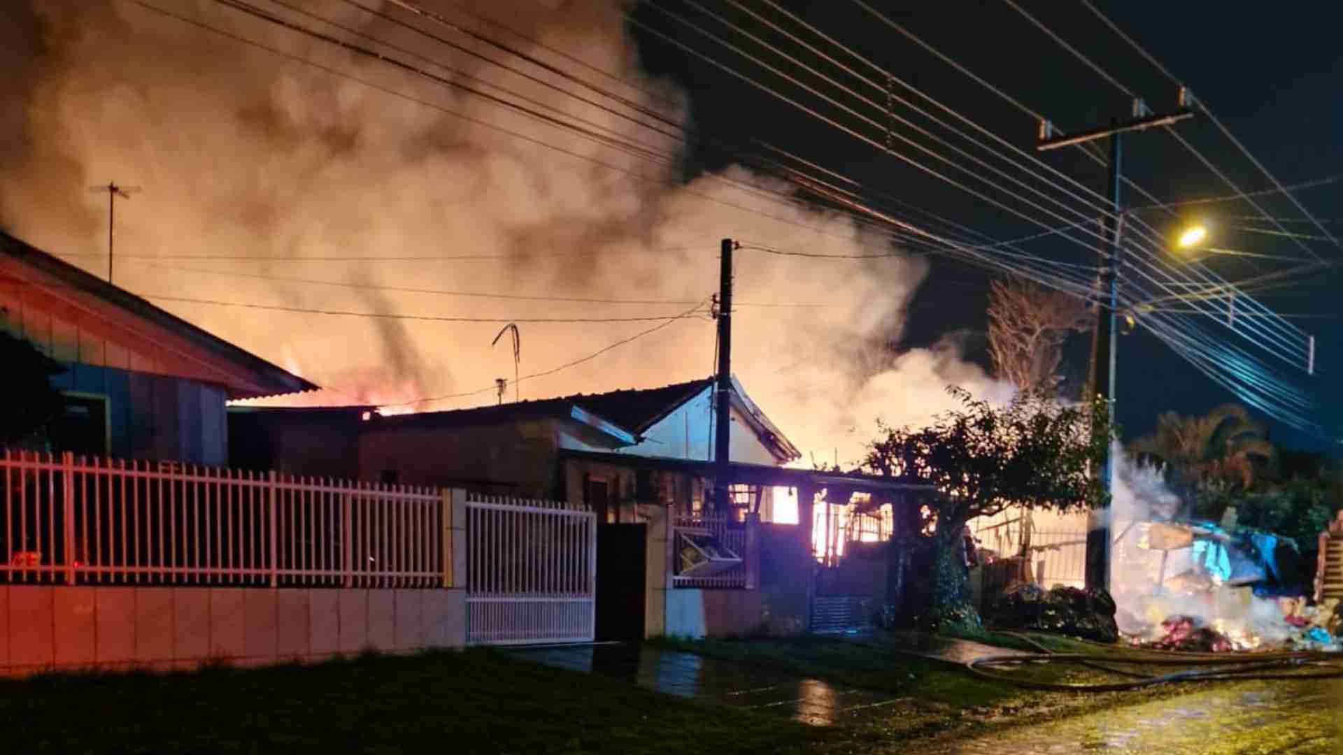 Incêndio de grandes proporções atinge bairro Guarujá em Lages; veja imagens | Foto: Cláudio Pereira/Rádio Clube de Lages.