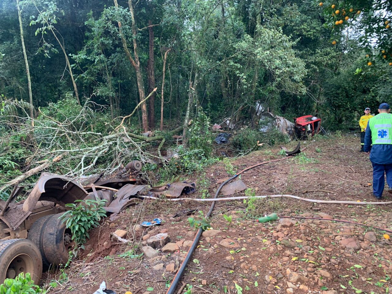 Caminhão de leite sai da pista e motorista morre na SC-155