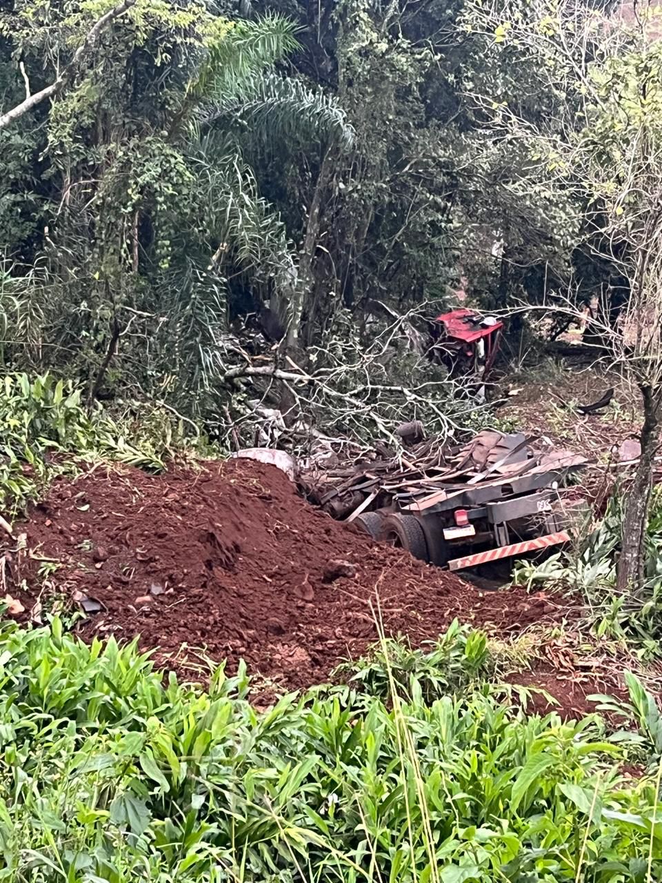 Caminhão de leite sai da pista e motorista morre na SC-155