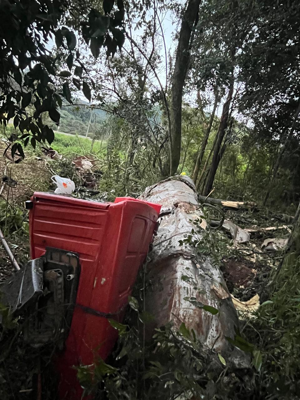Caminhão de leite sai da pista e motorista morre na SC-155