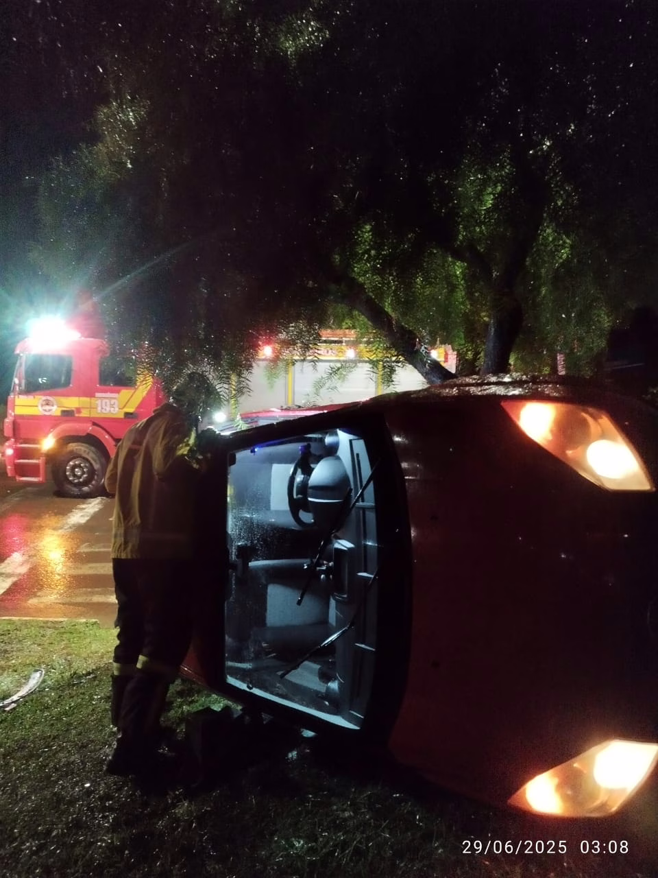 Carro bate em árvore, capota e jovem fica ferida no Oeste de SC