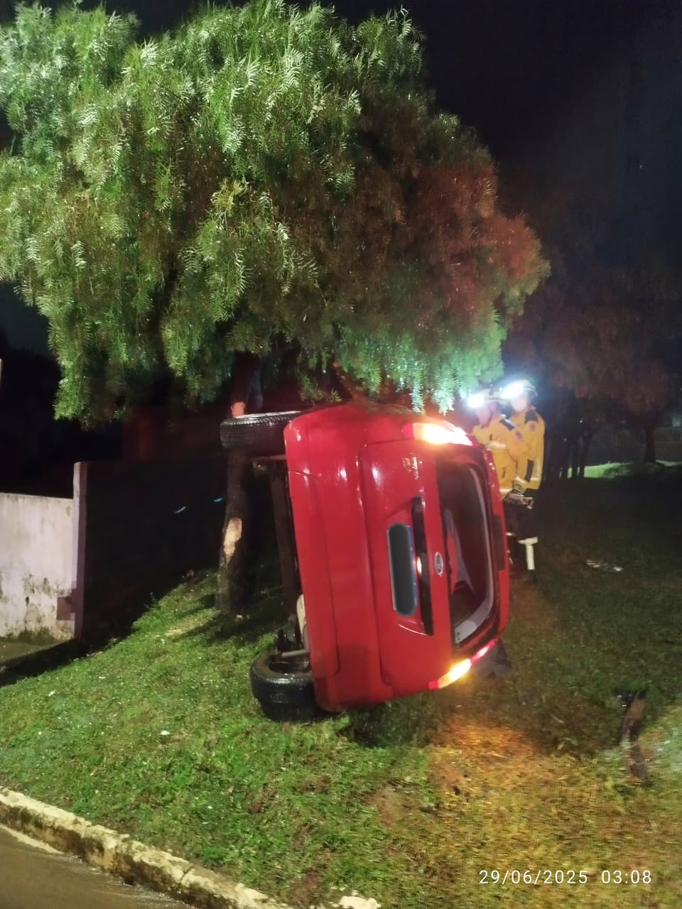 Carro bate em árvore, capota e jovem fica ferida no Oeste de SC
