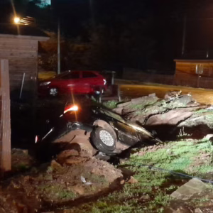 Carro capota em córrego e ocupantes saem ilesas em São Joaquim | Foto: 5 BBM