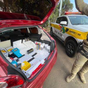 Carro com eletrônicos de alto valor é flagrado pela PMRv e Receita Federal em SC. - Foto: PMRv/Reprodução