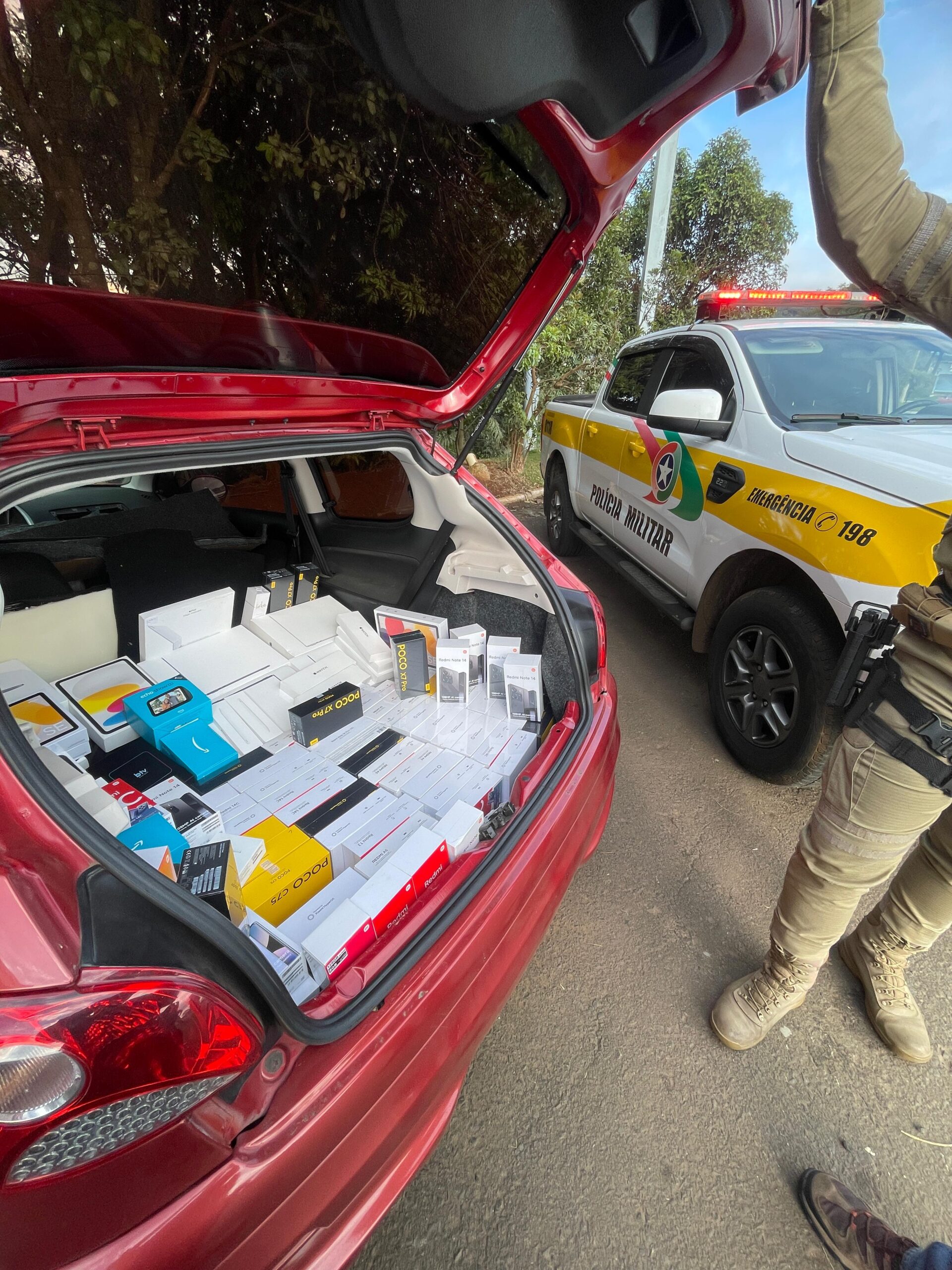 Carro com eletrônicos de alto valor é flagrado pela PMRv e Receita Federal em SC. – Foto: PMRv/Reprodução