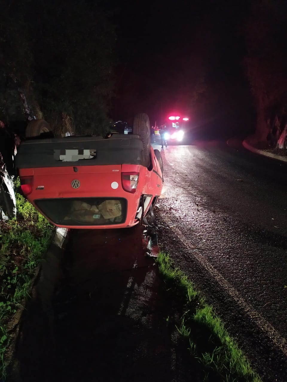 Carro fica 'de rodas para o ar' após capotar na SC-390