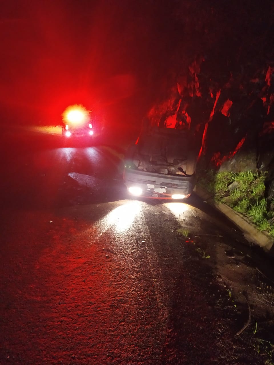 Carro fica 'de rodas para o ar' após capotar na SC-390