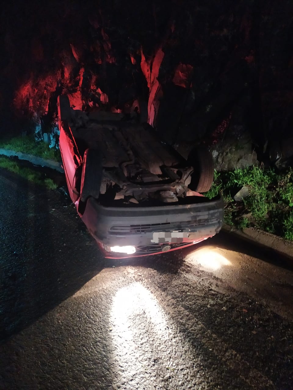 Carro fica 'de rodas para o ar' após capotar na SC-390