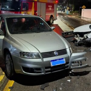 Colisão entre um Fiat Stilo e um Ford Ka | Imagem: Corpo de Bombeiros/Reprodução