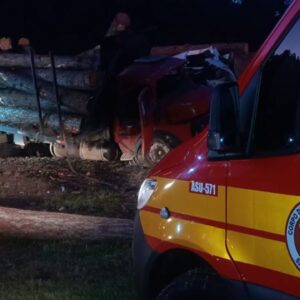 Colisão entre dois caminhões na BR-116 em Santa Cecília deixa motoristas feridos | Foto: 2 BBM