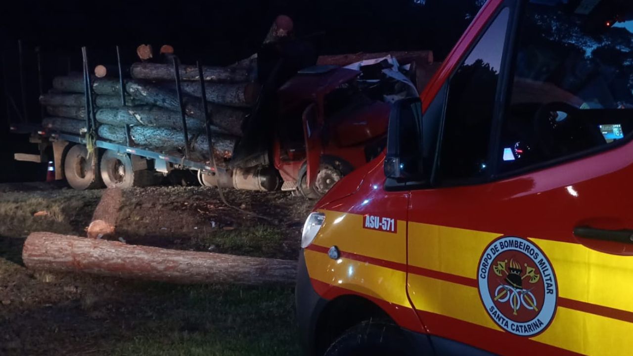 Colisão entre dois caminhões na BR-116 em Santa Cecília deixa motoristas feridos | Foto: 2 BBM