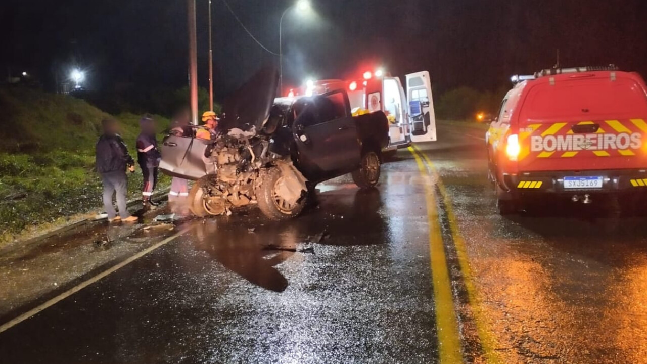 Colisão frontal na BR-470 em Curitibanos deixa um morto e um ferido grave| Foto: 2 BBM