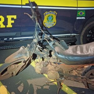 Com lanterna para iluminar estrada, moto é flagrada sem placa e farol no Oeste de SC. - Foto: PRF/Reprodução