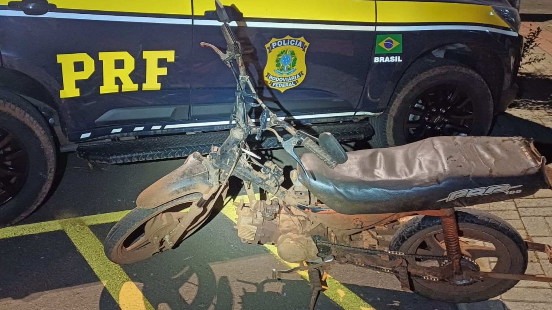 Com lanterna para iluminar estrada, moto é flagrada sem placa e farol no Oeste de SC. – Foto: PRF/Reprodução