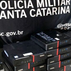 Dupla é presa em Lages por tentativa de furto de computadores em instituição de ensino | Foto: PM Lages