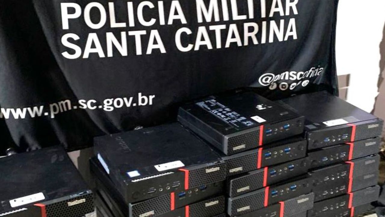 Dupla é presa em Lages por tentativa de furto de computadores em instituição de ensino | Foto: PM Lages