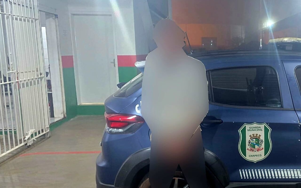 Foragido da justiça se ‘esconde’ no lixo é preso por falsidade ideológica em SC | Imagem: Polícia Municipal/Reprodução