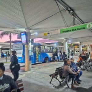 Trabalhadores aguardando ônibus no TICEN | Foto: Rubens Felipe/SCC10