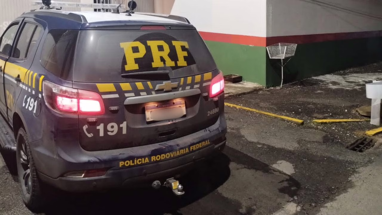 Homem com mandados de prisão por estelionato e pensão alimentícia é capturado após fuga em Lages | Foto: PMRv Serra