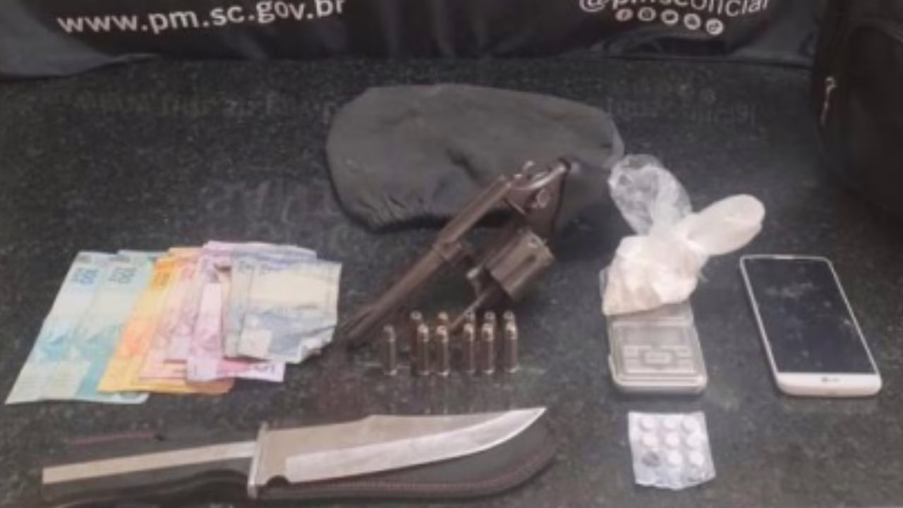Homem é preso por porte de arma e drogas em Lages/Foto: PMSC Lages