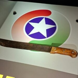 Homem embriagado ameaça pessoas com facão em frente a escola de SC | Imagem: Polícia Militar/Reprodução