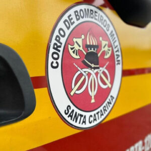 Incêndio destrói casa de madeira em Lages| Foto: divulgação CBMSC