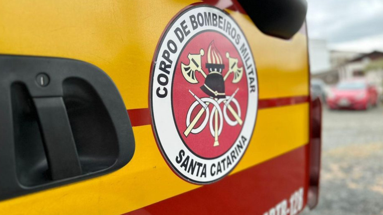 Incêndio destrói casa de madeira em Lages| Foto: divulgação CBMSC